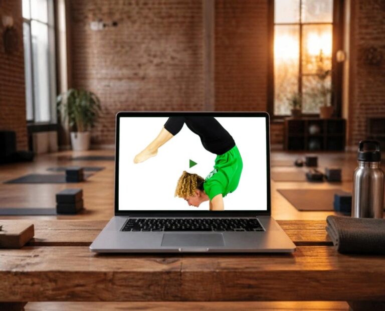 Lezione del corso Power Yoga on demand vista su un computer portatile